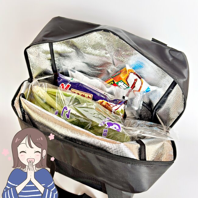 「両手が空いてありがたい」3COINSの”手ぶらで持てる保冷バッグ”ガバッと開くから出し入れが楽ちん!「冷凍食品やアイスのまとめ買いに便利」「雨の日でも大丈夫です」