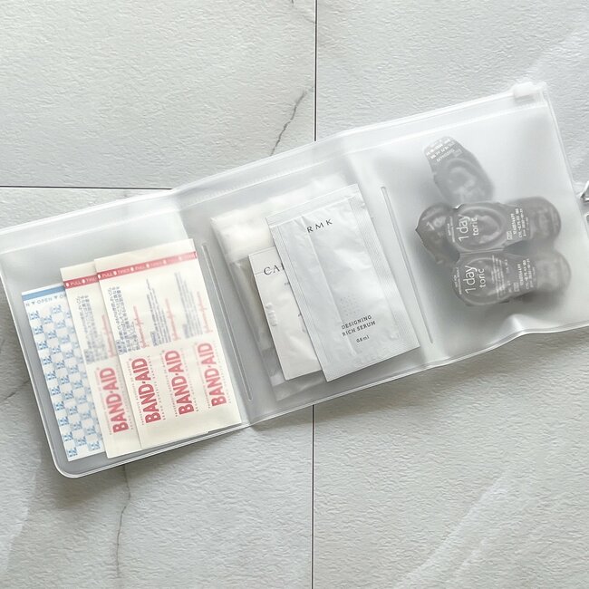 カードや診察券が30枚入った！セリアの“くるっとまとまるポーチ”バッグの必需品になりました！「試供品を入れるのにめっちゃ良かった」「洗顔から100円玉まですっきり入っていい感じ」