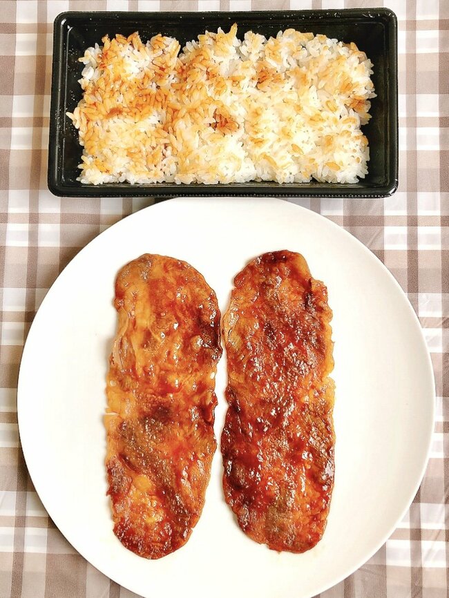 いくらなんでもデカすぎだよ…！ほっともっとの“わんぱく弁当”フタを開けてびっくりした！