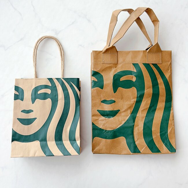 「めちゃくちゃ可愛いです！」スターバックスの“紙袋みたいなバッグ”デザインが好きすぎる！「欲しかったアイテム」「毎日愛用しています」