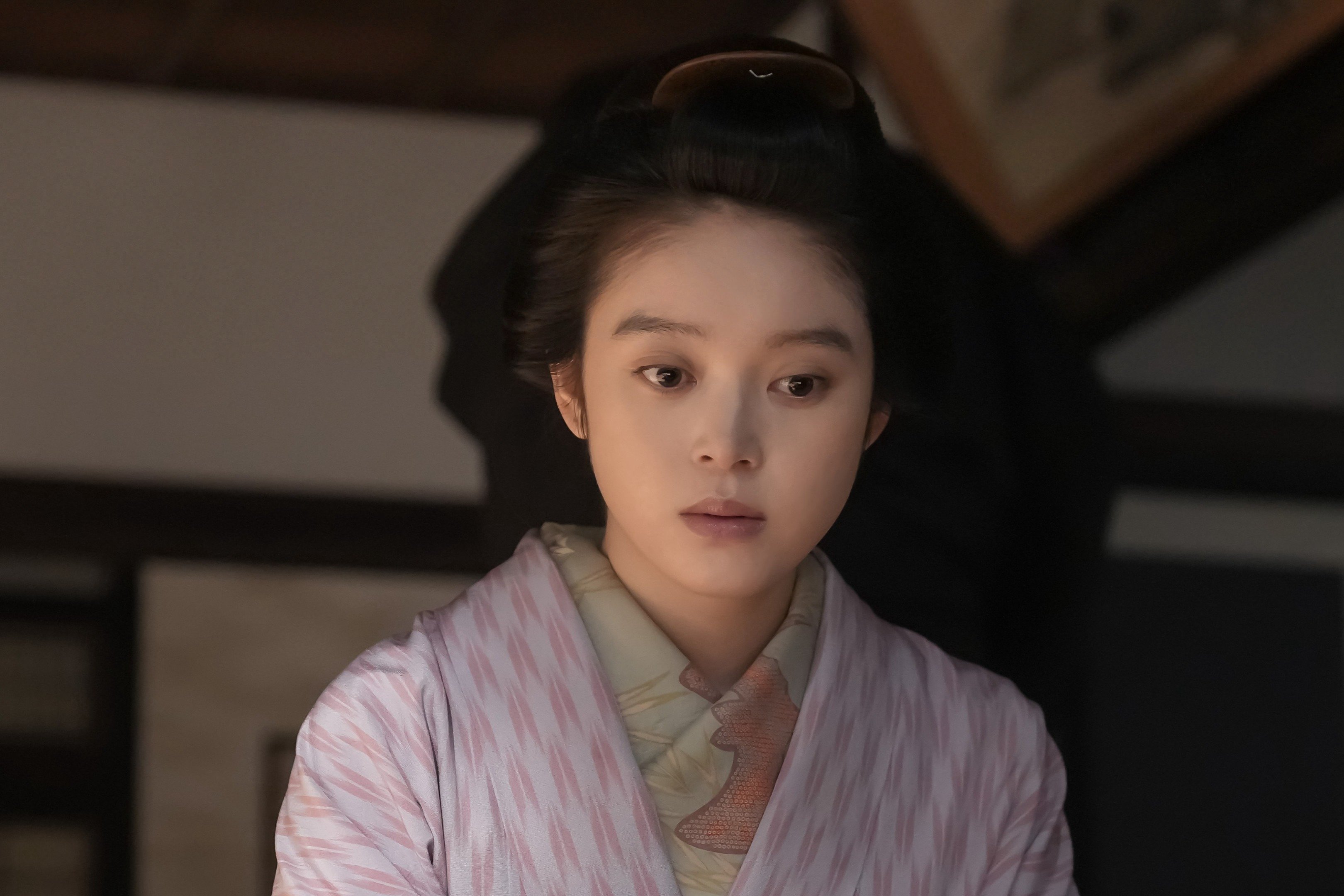 蓮佛美沙子が演じる英語堪能な奥様が素敵…気後れする妻に夫のさりげない気遣いにキュンとする〈ばけばけ第105回〉