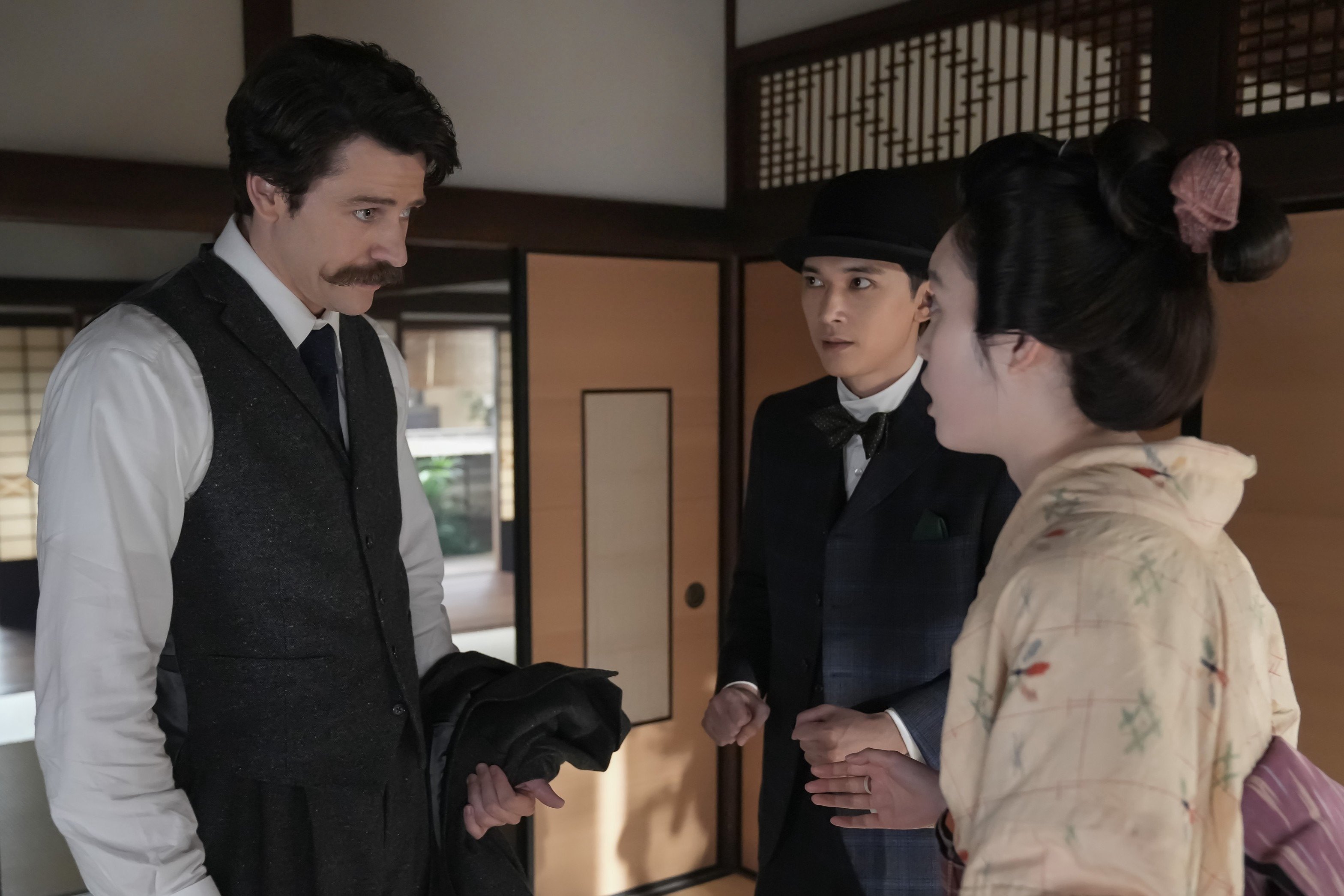 結婚初夜なのに…ロウソク持って仁王立ち！真実明かさぬ新妻に“異人の夫”が詰め寄った〈ばけばけ第67回〉