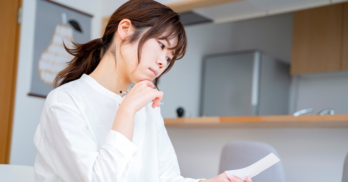 家計簿をつける女性