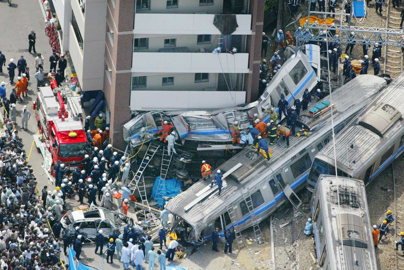 先頭車両が潰れてしまった福知山線の事故列車