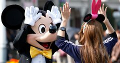 ディズニーランドの清掃員は見ている…「人気キャラ」目当ての客に「不人気キャラ」が仕掛ける“ツラすぎる営業術”
