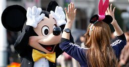ディズニーランドの清掃員は見ている…「人気キャラ」目当ての客に「不人気キャラ」が仕掛ける“ツラすぎる営業術”