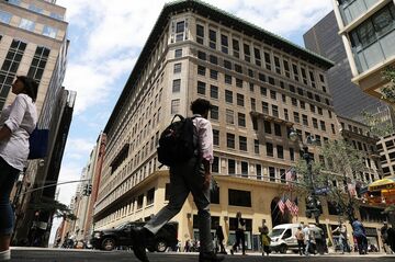 アマゾン、ウィーワークのNYビルに入居か 老舗百貨店の跡地