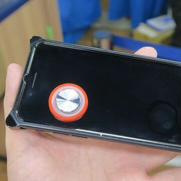 画面に貼るだけ！ 500円のスマホ用ジョイスティック