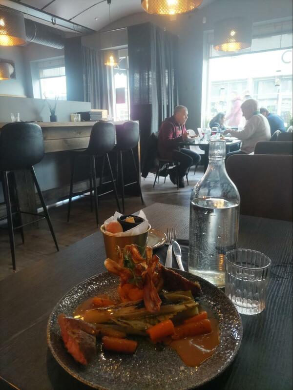 ランチで食べたラム肉のステーキ（提供=筆者）