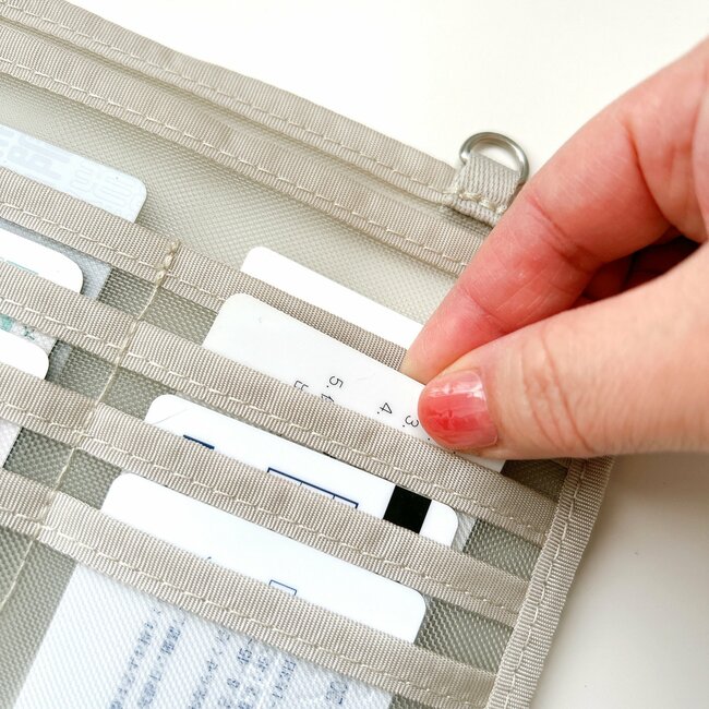 カードや診察券が24枚入った…！無印良品の“天才ケース”サッと受付や支払いができて嬉しい！「これさえあれば忘れ物なし！」「まさに欲しかったやつ」