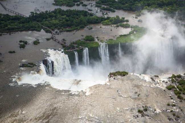 大地に水が吸い込まれる「イグアス国立公園」のイグアスの滝