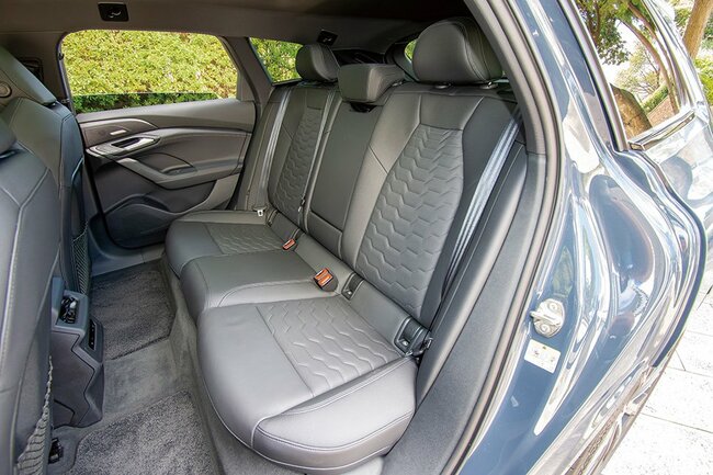 アウディA6アバントe-tron パフォーマンスリアシート