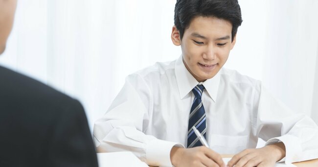 勉強する男子中学生