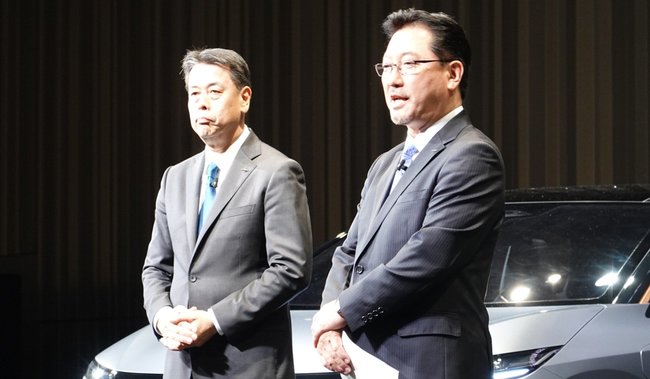 内田社長（左）と退任する関副COO