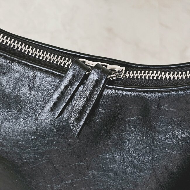 「サイッコーに可愛い!」「たくさん入るしとっても軽い」GUの“大容量バッグ”どんなコーデにも合わせやすい!「超お気に入りのアイテム」