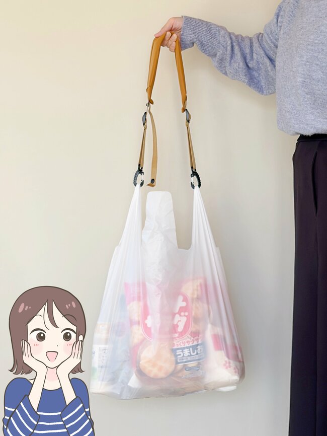 「買い物をしすぎても大丈夫！」「すごい助かる」3COINSの“天才アイテム”レジ袋を肩にかけられるんです！「商品化されて嬉しい」
