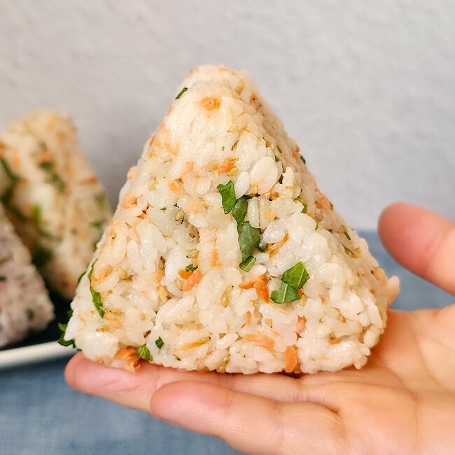 「本当に買って良かった」「全人類におすすめしたい」ダイソー姉妹店の“330円キッチングッズ”おにぎりが6個まとめて作れて楽しすぎるんです！「めちゃくちゃ良い！」