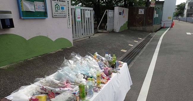 小学生がブロック塀の下敷きとなり死亡した高槻市立寿栄小学校の校門前