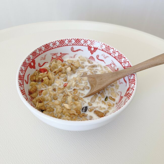 「懐かしさがたまらん」セリアで見つけた“恐竜の食器”が衝撃的なデザインだった…!「全部集めたい」「良すぎたので衝動買い」