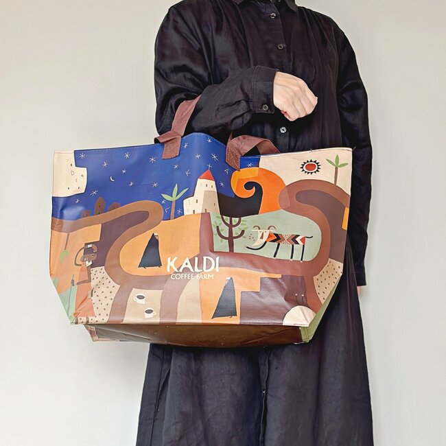 2Lペットボトルが6本も入った！カルディの“大容量エコバッグ”250円とは思えない優秀さです！「まとめ買いするときに便利」「たくさん買い物しても大丈夫」