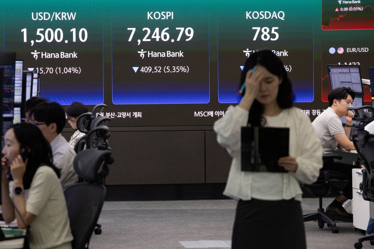 KOSPIが下落する中、ハナ銀行で勤務するディーラーら（ソウル、7月）