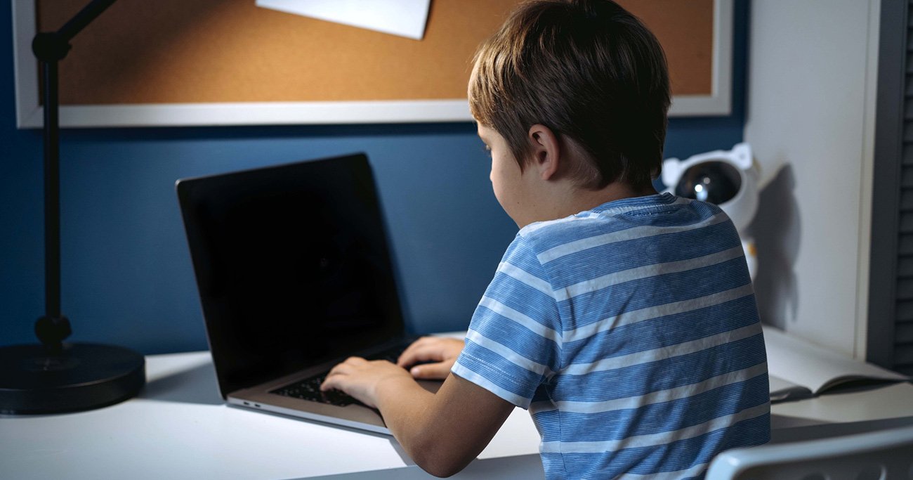 「10歳の息子がプログラミングに夢中なので好きなだけやらせています。個性と才能を伸ばす子育てですよね?」母親の方針はアリ・ナシ?「自由」と「放任」の決定的な違い