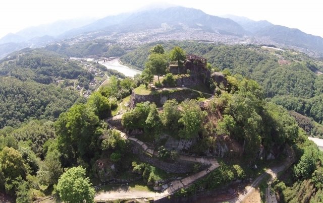 城山(432m)に築かれた苗木城跡