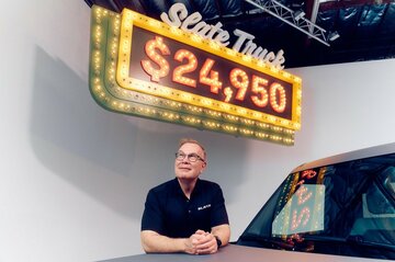 手回し窓でラジオなしの格安EVトラック、誰が買うのか？