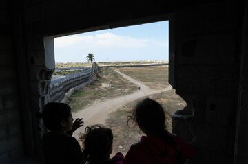 エジプト、ガザ境界付近に壁の囲い建設　難民殺到に備え