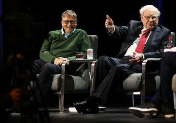 バフェット氏、ゲイツ財団への寄付見送り　エプスタイン問題で