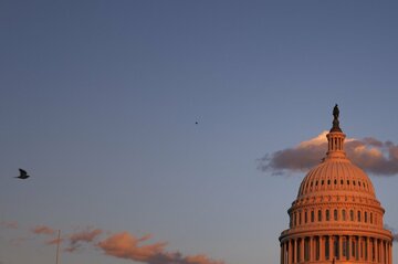 米下院、つなぎ予算案可決 政府機関再開へ