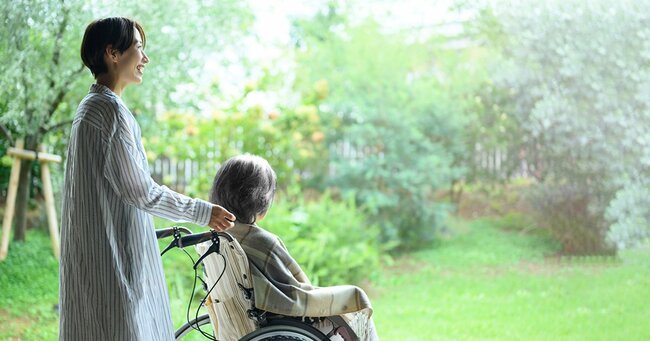 車椅子を押す女性