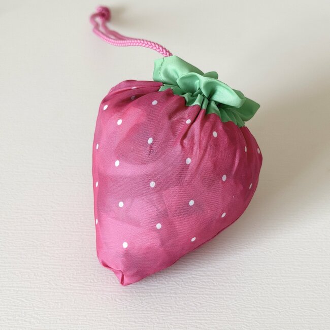 可愛すぎて即買いした！アフタヌーンティーの「畳まなくていいエコバッグ」苺みたいなフォルムがたまらない！《購入レビュー》