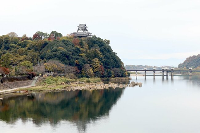 木曽川にかかる犬山橋から見た犬山城