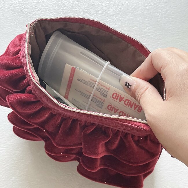 カードや診察券が30枚入った!セリアの“くるっとまとまるポーチ”バッグの必需品になりました!「試供品を入れるのにめっちゃ良かった」「洗顔から100円玉まですっきり入っていい感じ」