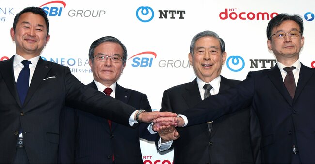 資本業務提携を発表した（左から）NTTドコモの前田義晃社長、NTTの島田明社長、SBIホールディングスの北尾吉孝会長兼社長、住信SBIネット銀行の円山法昭社長　Photo:JIJI