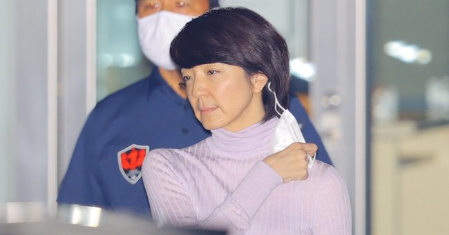 写真：保釈され、東京拘置所を出る河井案里被告