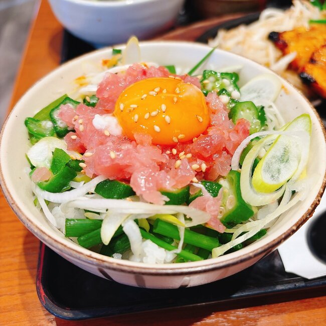 「お腹いっぱい大満足」「ボリュームたっぷり！」大戸屋の“1000kcal超え定食”お肉がジュージューで旨すぎる！「レギュラーメニューにして」