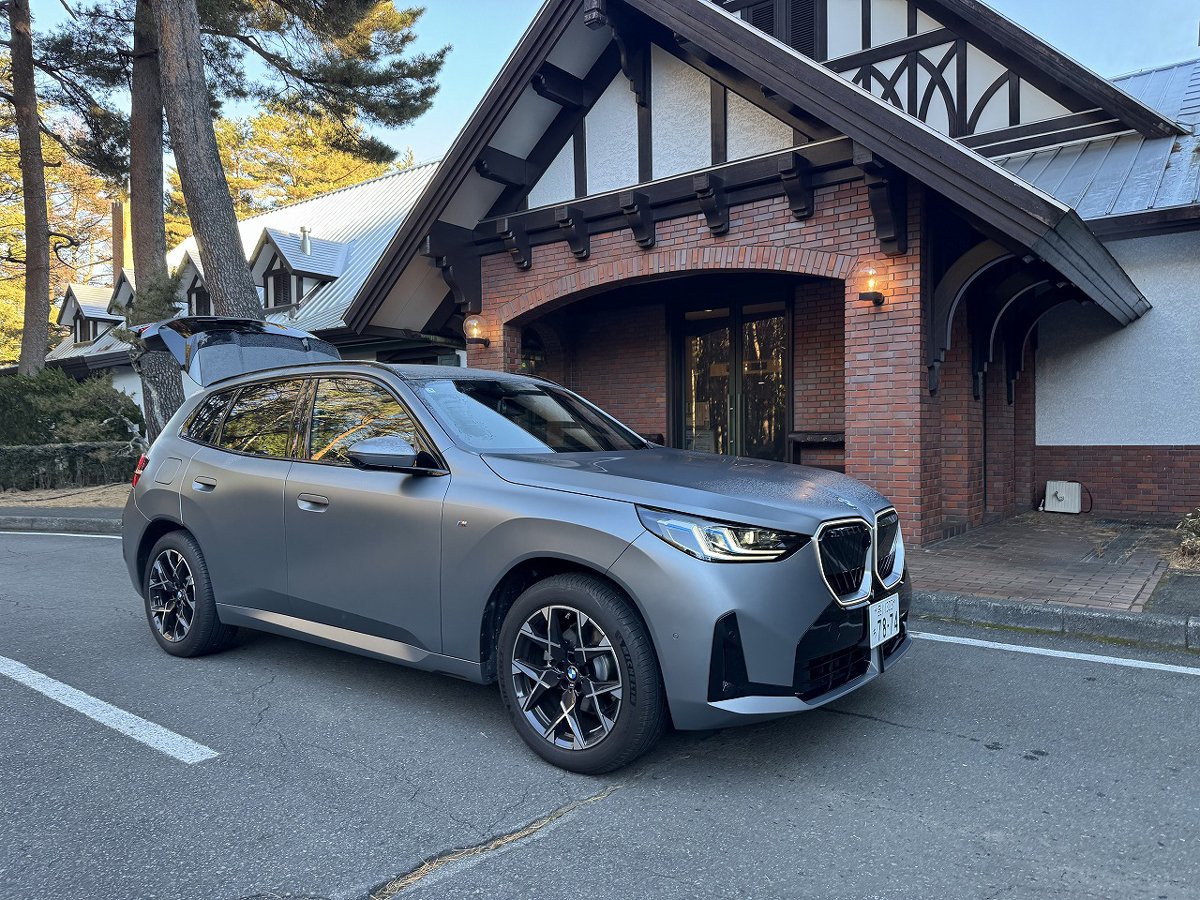 新しくなったBMW「X3」のデザインは、押し出しの効いた、岩を切り出したような存在感
