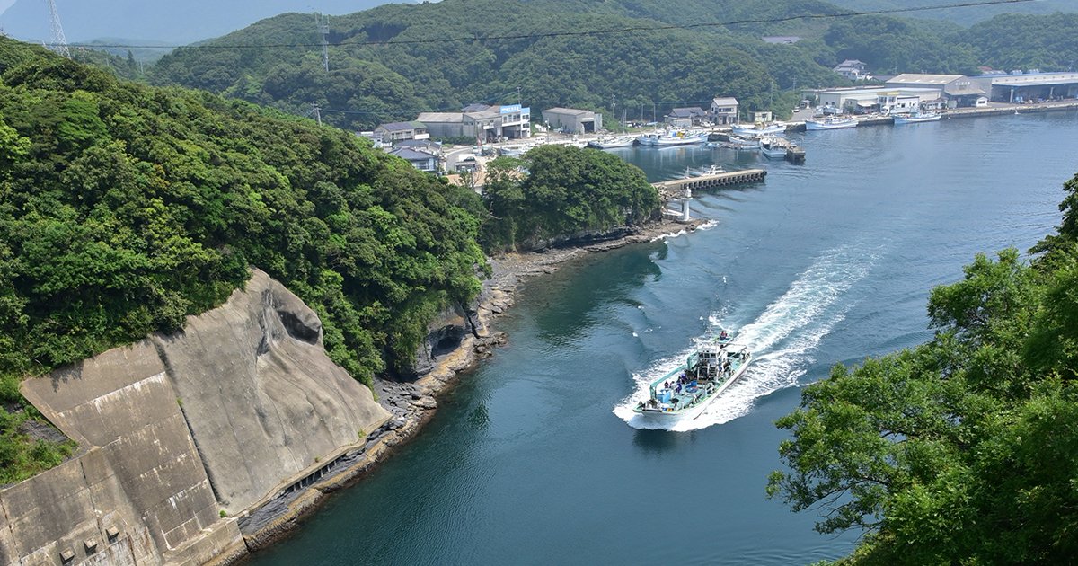 対馬を南北に二分する万関瀬戸(まんぜきせと)