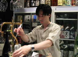 「国内最強飲み放題」を謳う店でこだわりの日本酒を満喫する