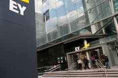会計大手EYの事業分割計画、債務問題が足かせに