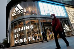 アディダス、中国が一転逆風に　不買運動が直撃