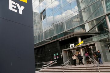 会計大手EYの事業分割計画、債務問題が足かせに
