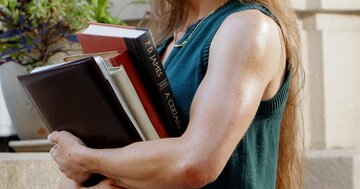 腹筋はもう古い　「力こぶ」を見せびらかす女性たち