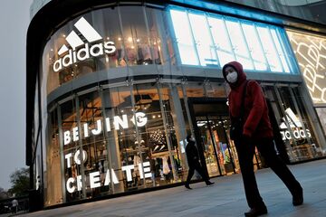 アディダス、中国が一転逆風に　不買運動が直撃