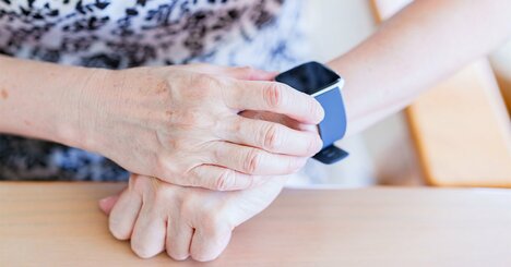 転倒検知や血圧管理だけではない…高齢者向けスマートウォッチ選び、最大の盲点とは