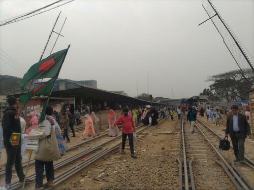 駅前の光景。みんな歩道感覚で線路を歩いていた（提供＝筆者）