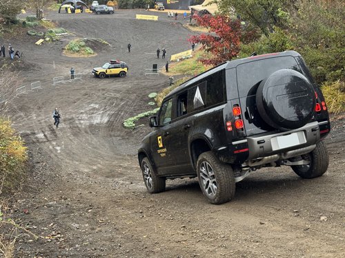 こんな坂でも（しかもウェットコンディションで）トコトコ下りてしまうのですから、ディフェンダーって本当に凄いクルマです