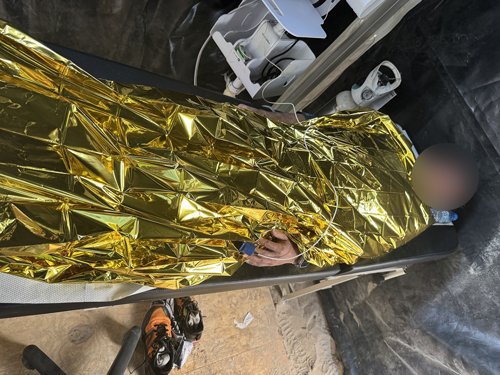 メディカルテントで簀巻き状態の不肖フェル